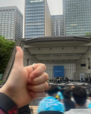 Hana Toyoshima Instagram - 🎸
普段大きな音が苦手な私ですが、ライブに行った時はとびきり元気を貰えます。
明日からも頑張ろうって思えます。
いつも表現の楽しさも、苦しさも、勝手に共感しています。

邦ロックに出会えて良かった！！

#ヤングスキニー