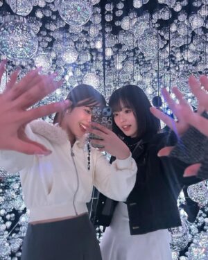 Hana Toyoshima Instagram - 🕊𓂃𓂂𓏸
本日2/9~麻布台ヒルズに新しくオープンした、チームラボボーダレスに
ひと足早くお邪魔してきました！💙

部屋を次々に移動するアートはとても美しく、全身で体感することが出来ました。
友達や大切な人と行って素敵な写真を撮ってあげるのも醍醐味だと思います！

おさきと久しぶりにお出かけするきっかけにもなりました✨今度はゆっくりお茶でもしたい〜
#PR