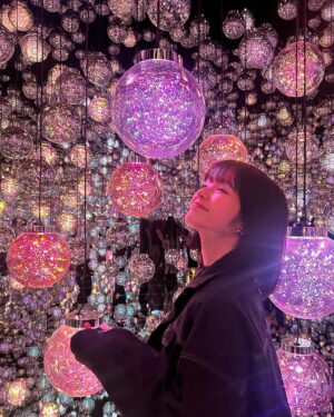 Hana Toyoshima Instagram - 🕊𓂃𓂂𓏸
本日2/9~麻布台ヒルズに新しくオープンした、チームラボボーダレスに
ひと足早くお邪魔してきました！💙

部屋を次々に移動するアートはとても美しく、全身で体感することが出来ました。
友達や大切な人と行って素敵な写真を撮ってあげるのも醍醐味だと思います！

おさきと久しぶりにお出かけするきっかけにもなりました✨今度はゆっくりお茶でもしたい〜
#PR