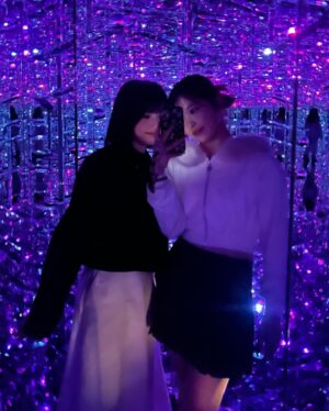 Hana Toyoshima Instagram - 🕊𓂃𓂂𓏸
本日2/9~麻布台ヒルズに新しくオープンした、チームラボボーダレスに
ひと足早くお邪魔してきました！💙

部屋を次々に移動するアートはとても美しく、全身で体感することが出来ました。
友達や大切な人と行って素敵な写真を撮ってあげるのも醍醐味だと思います！

おさきと久しぶりにお出かけするきっかけにもなりました✨今度はゆっくりお茶でもしたい〜
#PR