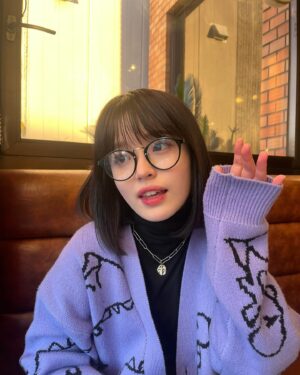 Hana Toyoshima Instagram - 昨日は親友と雰囲気最高なカフェを発見した！！❤️‍🔥
そうそうみんなに質問なんだけど、私って何色が1番似合うんですかね……🤔みんなイメージ教えてほしい！！