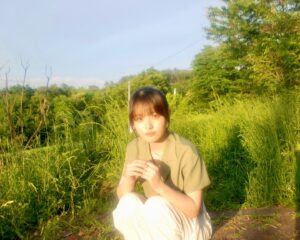 Hana Toyoshima Instagram - 少し前まで、ひとりで出かけるのが好きじゃなかったんです。
寂しいし、つまらないなと思っていたんです。

でも、留まりたいところで立ち止まって、好きなだけ写真を撮って、また自分のペースで歩き出す楽しさに最近気づいてしまいました。

この日も（良い写真が撮れた！）と思う度、ニヤニヤ笑いながら歩いていました。
完全に変な人でした。