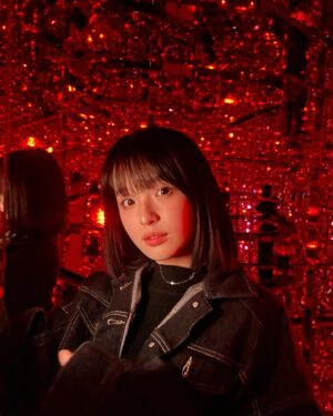 Hana Toyoshima Instagram - 🕊𓂃𓂂𓏸
本日2/9~麻布台ヒルズに新しくオープンした、チームラボボーダレスに
ひと足早くお邪魔してきました！💙

部屋を次々に移動するアートはとても美しく、全身で体感することが出来ました。
友達や大切な人と行って素敵な写真を撮ってあげるのも醍醐味だと思います！

おさきと久しぶりにお出かけするきっかけにもなりました✨今度はゆっくりお茶でもしたい〜
#PR
