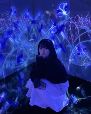 Hana Toyoshima Instagram - 🕊𓂃𓂂𓏸
本日2/9~麻布台ヒルズに新しくオープンした、チームラボボーダレスに
ひと足早くお邪魔してきました！💙

部屋を次々に移動するアートはとても美しく、全身で体感することが出来ました。
友達や大切な人と行って素敵な写真を撮ってあげるのも醍醐味だと思います！

おさきと久しぶりにお出かけするきっかけにもなりました✨今度はゆっくりお茶でもしたい〜
#PR