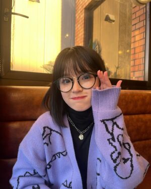 Hana Toyoshima Instagram - 昨日は親友と雰囲気最高なカフェを発見した！！❤️‍🔥
そうそうみんなに質問なんだけど、私って何色が1番似合うんですかね……🤔みんなイメージ教えてほしい！！