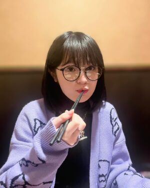 Hana Toyoshima Instagram - 昨日は親友と雰囲気最高なカフェを発見した！！❤️‍🔥
そうそうみんなに質問なんだけど、私って何色が1番似合うんですかね……🤔みんなイメージ教えてほしい！！