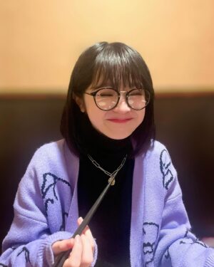Hana Toyoshima Instagram - 昨日は親友と雰囲気最高なカフェを発見した！！❤️‍🔥
そうそうみんなに質問なんだけど、私って何色が1番似合うんですかね……🤔みんなイメージ教えてほしい！！