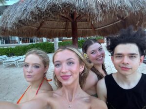 Hana Hayes Instagram - (Second) to last Cancun dump 🌺