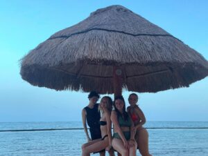 Hana Hayes Instagram - (Second) to last Cancun dump 🌺
