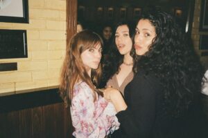 Hanako Greensmith Instagram - Pit stain party with my perfect pals
📸: @caitcarv