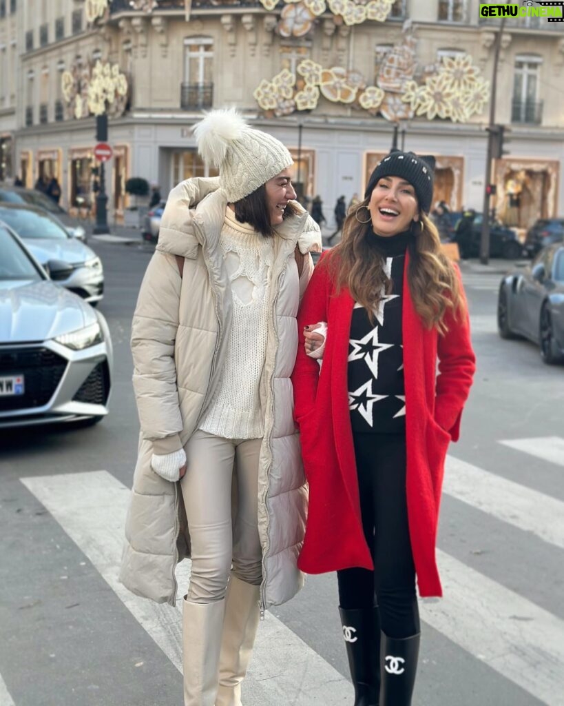 Hande Subaşı Instagram - Vıtvıtımla 🇫🇷🤍 #paris #december2022