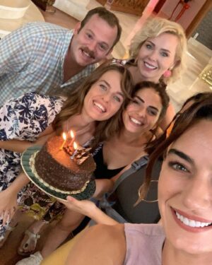 Hande Subaşı Instagram - İyi ki doğmuş kardeşlerin en güzeli 🥰🥳🎂🥂 @tugbacommakar #happybirthday 
#yasemin 🤍 #nergis #bahtoyunu 
@benemrahben @fundailhn @senemzencir @bahtoyunu @arcfilmyapim @kanald