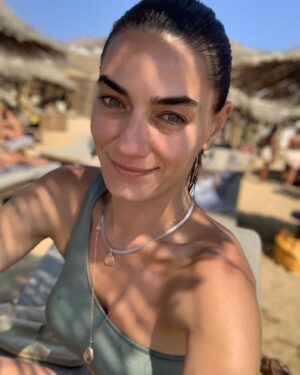 Hande Subaşı Instagram - Yine yeniden ☺️✨💛 #summer2022 #alemagou #mykonos 
Photo credit @alican_ulusoy 😁