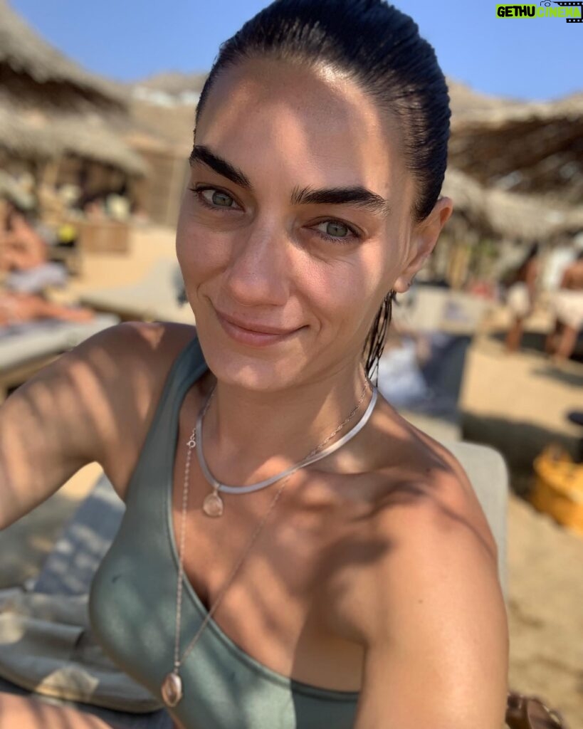 Hande Subaşı Instagram - Yine yeniden ☺️✨💛 #summer2022 #alemagou #mykonos Photo credit @alican_ulusoy 😁