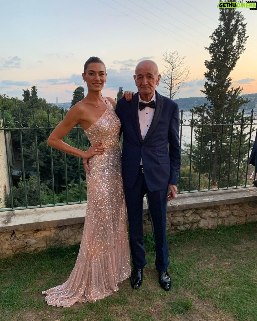 Hande Subaşı Instagram - Ailecek düğün dernek 😉✨🤍 #subaşıailesi #çağlargökçewedding