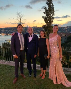 Hande Subaşı Instagram - Ailecek düğün dernek 😉✨🤍 #subaşıailesi #çağlargökçewedding