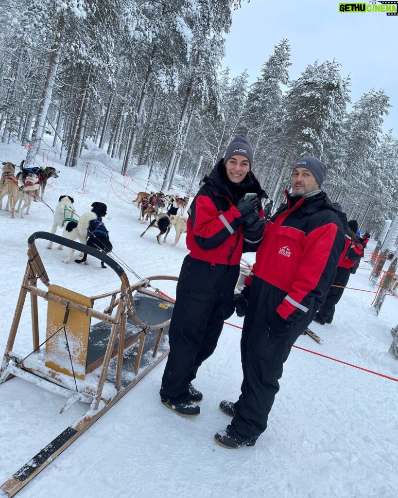 Hande Subaşı Instagram - Son 😄🤘🏼❄️🤍 #finland #huskyride