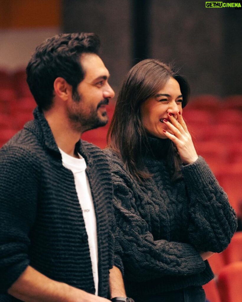 Hande Subaşı Instagram - #birmasaldı başlıyooor 🤍🙏🏼🎭🎤🎶 #musical #müzikal Sahne arkadaşlarımı hayranlıkla izlerken… 🥰 nice yıllara🙏🏼 #dünyatiyatrogünü #worldtheatreday