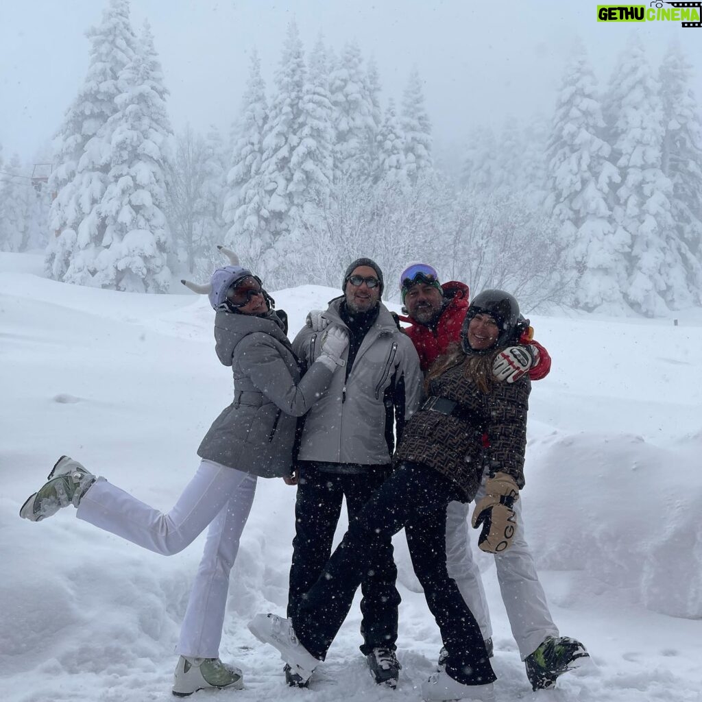 Hande Subaşı Instagram - Winter mood 👻🤍❄️ #couples #uludağ #march2022 #ski #turkey