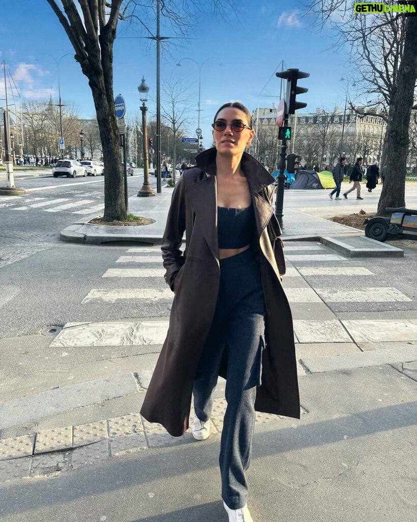 Hande Subaşı Instagram - Always 💙🤍❤️ #paris #lovelyweekend