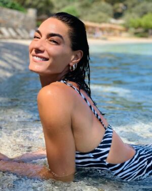 Hande Subaşı Instagram - Kendi moda çekimimi yaptım nasıl ?!🙃🤍
#mutluanlar #sealovers #sundayfunday