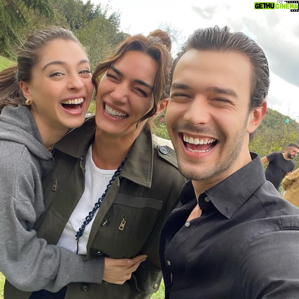 Hande Subaşı Instagram - Çok seviyorum sizi çok 🙏🏼🤍🧿🧿 @cemrebaysel @aytacsasmaz #bahtoyunu @bahtoyunu