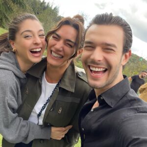 Hande Subaşı Instagram - Çok seviyorum sizi çok 🙏🏼🤍🧿🧿
@cemrebaysel @aytacsasmaz #bahtoyunu @bahtoyunu
