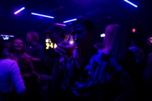 Hanna Ardéhn Instagram - Här står jag med trasig telefon 
Nån med klackskor trampa mig på tån 
Hög musik har gjort mig döv 
En okänd man tog på min 🍑