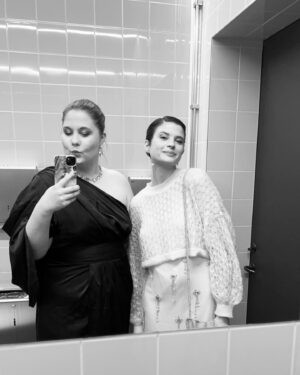 Hanna Ardéhn Instagram - Spring till @liljevalchs och kolla på Klänningen gör mannen så fort ni kan!