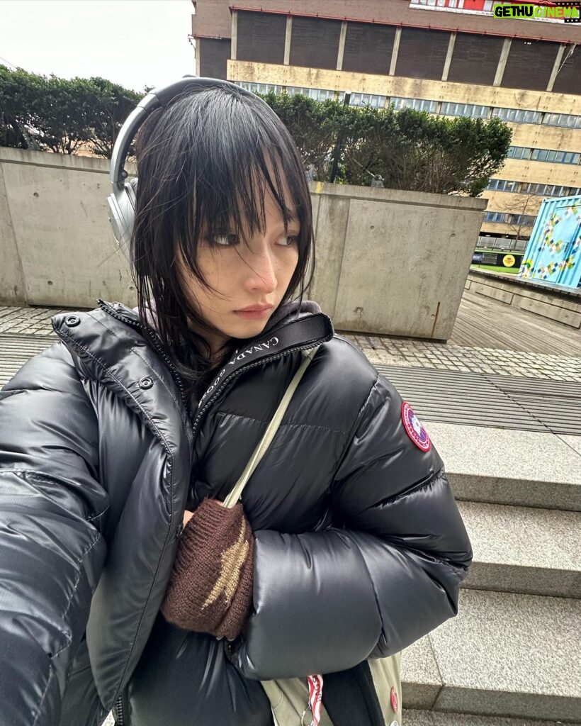 Hanna Chan Instagram - Throwback London in January: freezing 🌬️( ・ ̫・)❅ & @canadagoose keeps me warm~~~