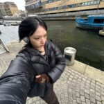 Hanna Chan Instagram – Throwback London in January: freezing 🌬️( ・ ̫・)❅
& @canadagoose keeps me warm~~~