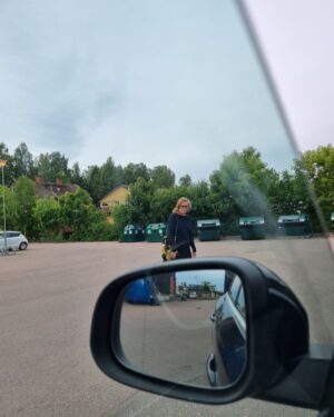 Hanna Hellquist Instagram - Unikt bildspel från gårdagens tandläkarbesök. Jag sa att jag ville ha en hel stesolid eftersom jag är som en elefant så det fick jag och det tog en kvart att gå femtio meter till skjutsen som väntade. @remner fotade och skrattade och pekade och sen åkte vi hem och la tak.
