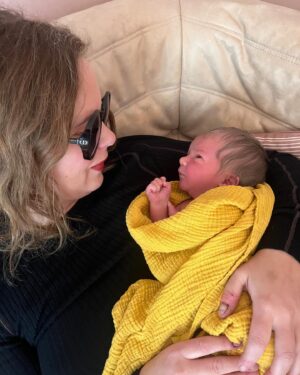 Hanna Hellquist Instagram - Håkan är här och han är perfekt och kvinnan som födde honom är inget annat än en gudinna och numera även ansiktet utåt för att föda utan krystvärkar och på ren jävla ilska. 
(Så gulligt att hon sminkade de där ögonen två dagar senare)
Älskar er @braaune och @ragnarreutermo