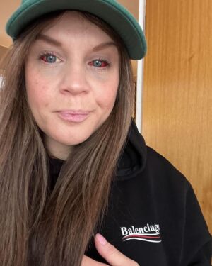 Hanna Hellquist Instagram - Håkan är här och han är perfekt och kvinnan som födde honom är inget annat än en gudinna och numera även ansiktet utåt för att föda utan krystvärkar och på ren jävla ilska. 
(Så gulligt att hon sminkade de där ögonen två dagar senare)
Älskar er @braaune och @ragnarreutermo
