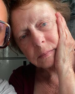 Hanna Hellquist Instagram - Min mamma är så skrynklig och vacker och när jag visade henne den här bilden så skrek hon MEN JAG HAR JU INGEN MASCARA och jag sa jag vet, du är vackrare utan smink men hon höll inte med och jag lägger nu upp den här i smyg, så om nån säger ett enda ont ord så blir det block