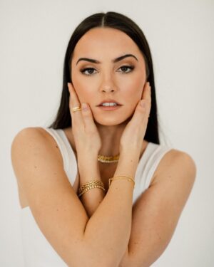 Hannah Cheramy Instagram - Few pics from this super fun shoot✨
📸: @emilydoylephoto 
💄: @allisonkirbyy 
💍: @nazzarjewellery