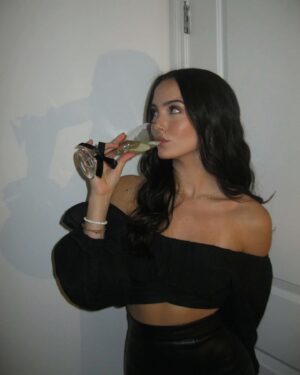 Hannah Cheramy Instagram - cheers to the holidays 🥂