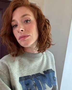 Hannah Fry Instagram - One bank holiday weekend in numbers 🫱

✅ 11 courses at the poshest restaurant I’ve ever been to 
✅ 2 absolute plonkers dancing to benny hill in my kitchen
✅ 4 fistfuls of gel trying to make my hair go curly (I failed)
✅ 1 beautiful bomber jacket from @sophie_darling_ 
✅ And a bum shuffling baby ❤️