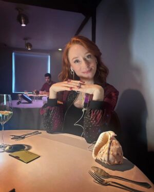 Hannah Fry Instagram - One bank holiday weekend in numbers 🫱

✅ 11 courses at the poshest restaurant I’ve ever been to 
✅ 2 absolute plonkers dancing to benny hill in my kitchen
✅ 4 fistfuls of gel trying to make my hair go curly (I failed)
✅ 1 beautiful bomber jacket from @sophie_darling_ 
✅ And a bum shuffling baby ❤️