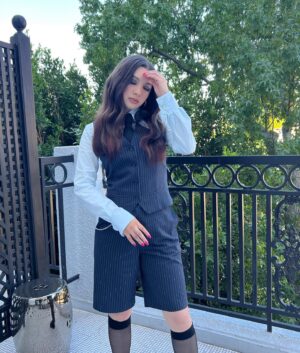 Hannah Marks Instagram - 💙mama wears ties now 💙#dontmakemego press day 1🚙 @primevideo 

h: @brianfisherhair 
mu: @melissa.hernandez 
styling: @cryoungin