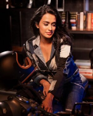 Hannah Reji Koshy Instagram - Difficult roads lead to beautiful destinations🖤
So LET'S RIDE💙

Photography: @jibinartist
@plan.b.actions
Pr & Managed By: @maxxocreative @maxxo_celebrity
Costume: @vewora_store
Styiling: @sanliya_sabu
Makeup: @merins_remyamerin
Studio: @studio_maxxo
Photography Asst: @dayonphotos 
Team Maxxo: @vishnu__photography___ __ @rizwanmechoth