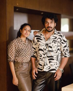 Hannah Reji Koshy Instagram - Pose Pose & Pose!!!!!!!!!!!

Photography @anandslal
Costume courtesy @women_in_q 
Co ordinated by @huwais_majeed 

Costume courtesy men @b4u_menswear