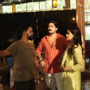 Hannah Reji Koshy Instagram - Early days of filming 🎬

Collective effort to bring out the best!

@kaleshramanand @hannahrejikoshy 

📸 @haris_sainudeen

#filming #directorlife #malayalamcinema #untitledproject