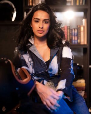 Hannah Reji Koshy Instagram - Difficult roads lead to beautiful destinations🖤
So LET'S RIDE💙

Photography: @jibinartist
@plan.b.actions
Pr & Managed By: @maxxocreative @maxxo_celebrity
Costume: @vewora_store
Styiling: @sanliya_sabu
Makeup: @merins_remyamerin
Studio: @studio_maxxo
Photography Asst: @dayonphotos 
Team Maxxo: @vishnu__photography___ __ @rizwanmechoth