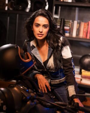 Hannah Reji Koshy Instagram - Difficult roads lead to beautiful destinations🖤
So LET'S RIDE💙

Photography: @jibinartist
@plan.b.actions
Pr & Managed By: @maxxocreative @maxxo_celebrity
Costume: @vewora_store
Styiling: @sanliya_sabu
Makeup: @merins_remyamerin
Studio: @studio_maxxo
Photography Asst: @dayonphotos 
Team Maxxo: @vishnu__photography___ __ @rizwanmechoth