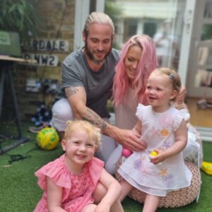 Hannah Spearritt Instagram - A rare photo of the four of us! 💚💚💚 So tricky to get us all in. 

How fast are the girls growing up 🥰

Exciting times in our family as we plan the next phase- opening @earthandfirecafe ☕️ 

It’s not been an easy process but we are finally getting ready for opening day! 🔜🥳

#mumtotwo #mumtotwogirls #familyoffour #weekendchill