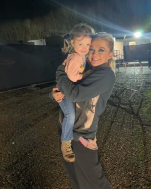 Hannah Spearritt Instagram - Thank you for all the support tonight! 💞💞💞 First skate nerves finally over! ⛸️🫣 Thanks again @dancingonice and thanks to my partner and skating #guru @andybuchanan2 ♥️ still can’t believe we’re safe already! 🥳