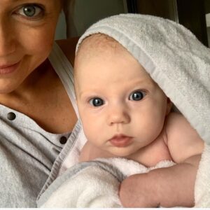 Hannah Spearritt Instagram - #Thankyou so much @babymoriuk for my #gorgeous #baby #box of all things #babymori 💕
#love 🥰
This is her #favourite #towel 😍
#supersoft #organic #motherhood #special #moments #bathtime #ethicalfashion #ethicalclothing 💕