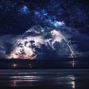 Hannah Spearritt Instagram - Happy Thursday everyone 💞
#Thor’s day 😉 ... 🌒💫⚡️