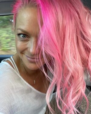 Hannah Spearritt Instagram - Felt like a new hair kind of day. Something bright for the summer. Do you change shades for the seasons? 💕

#summervibes #summerhairgoals #pinkhairstyle